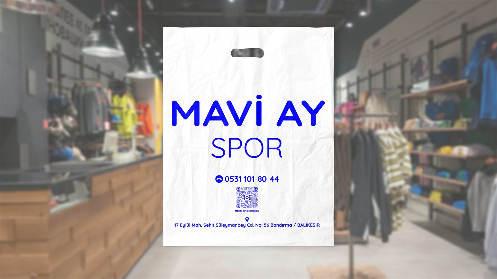 Beyaz zemin üzerine mavi baskılı spor mağazası poşeti